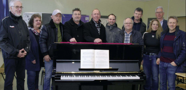 Lions Club Borkum spendet der Inselschule Borkum ein Klavier